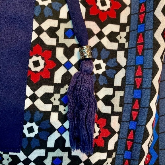 DR2 Tunic Top Large Red Navy Blue White Gray Keyhole Drawstring Tassels Floral - Picture 13 of 16